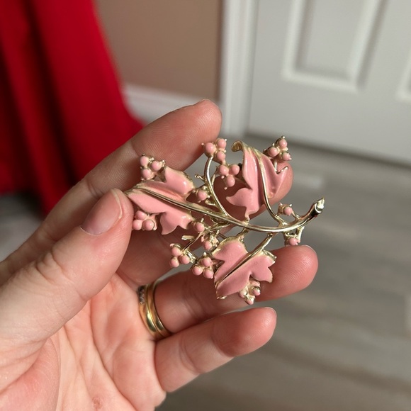 Vintage 1960 CORO Pink Floral Brooch from estate sale 🌸 - Picture 3 of 8